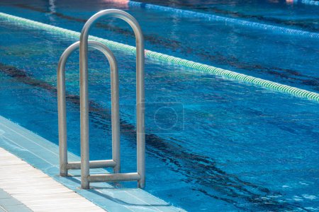 Foto de Detalle de la piscina olímpica con carriles de natación - Imagen libre de derechos