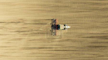 Foto de Vista aérea de la siembra de tractores en la zona agrícola - Imagen libre de derechos