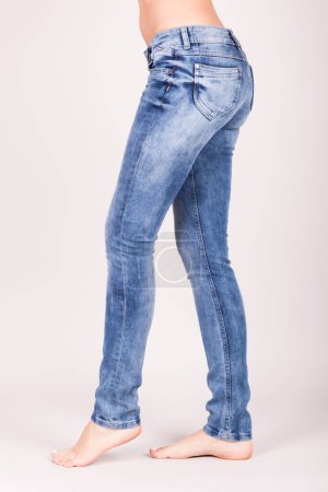 Foto de Primer plano de la mujer sexy con pantalones vaqueros azules. Ajuste trasero femenino en vaqueros azules
. - Imagen libre de derechos