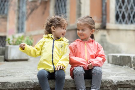 Téléchargez les photos : Deux petites filles qui s'amusent dehors. Bonne enfance - en image libre de droit