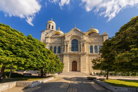 Téléchargez les photos : Cathédrale de l'Assomption à Varna, Bulgarie. Eglise de style byzantin avec dômes dorés - en image libre de droit