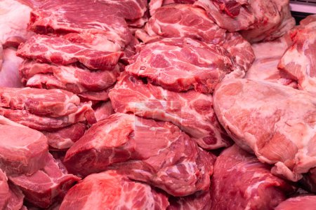 Foto de Primer plano de la carne en un supermercado. Carne cruda en la carnicería - Imagen libre de derechos