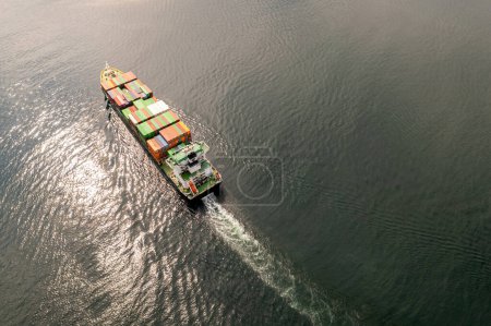 Foto de Gran buque portacontenedores en el mar. Vista aérea del buque portacontenedores de carga importación de buques de exportación de contenedores vela. - Imagen libre de derechos