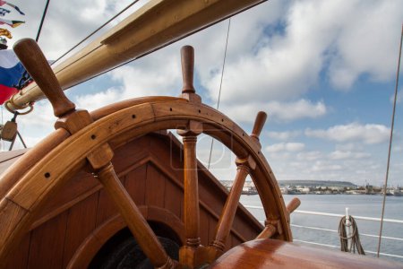 Foto de Volante del barco viejo de madera - Imagen libre de derechos