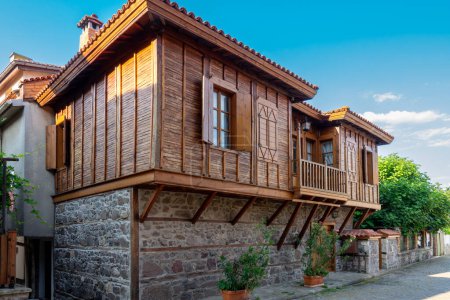 Foto de Antigua casa de madera en Nessebar. Calle tradicional en el casco antiguo de Nessebar, antigua ciudad en la costa del Mar Negro de Bulgaria - Imagen libre de derechos