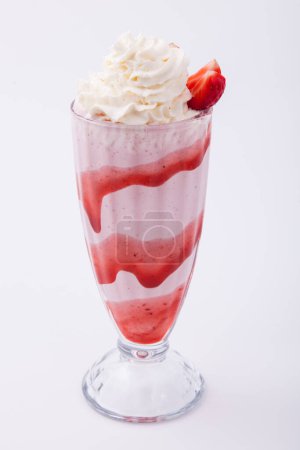 Foto de Milkshake de fresa en vaso con crema batida - Imagen libre de derechos