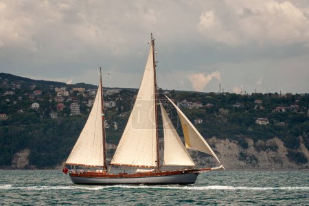Foto de Antiguo barco con ventas blancas, navegando en el mar - Imagen libre de derechos