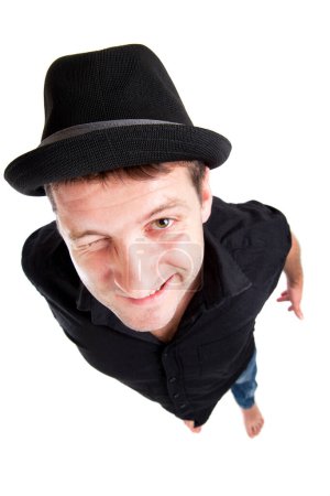 Foto de Joven con sombrero guiñando y sonriendo - Imagen libre de derechos