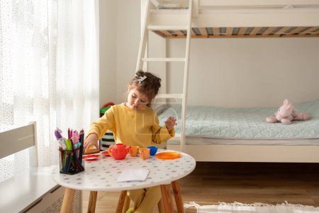 Foto de Niña jugar con plástico juguete cocina interior en casa. - Imagen libre de derechos
