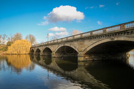Foto de Serpentine Bridge en Hyde Park, Londres, Reino Unido. Puente de piedra viejo - Imagen libre de derechos
