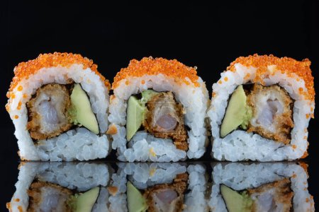 Trois rouleaux de sushi. Sushi ura avec réflexion. Nourriture japonaise traditionnelle