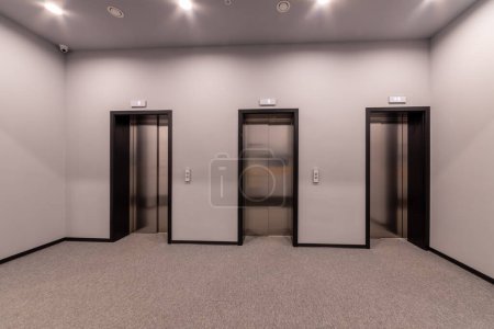 Foto de Modernos ascensores en un vestíbulo de negocios, hotel o tienda. Interior del edificio moderno. - Imagen libre de derechos
