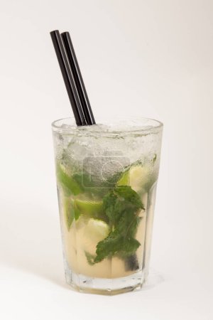 Téléchargez les photos : Cocktail de mojito frais au citron vert et menthe en verre - en image libre de droit