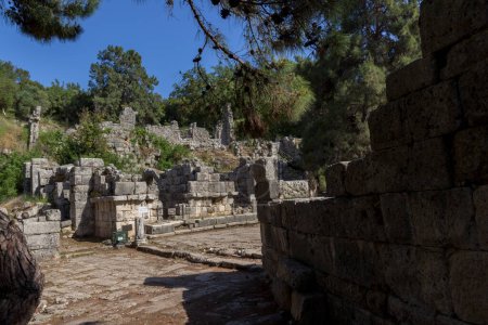 Foto de Las ruinas de la antigua ciudad portuaria de Phaselis. Museo al aire libre cerca del Monte Olimpo. Antalya, Turquía - Imagen libre de derechos