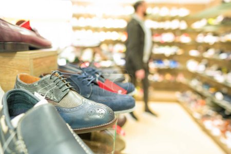 Regale mit verschiedenen Schuhen im Schuhgeschäft - neue Schuhkollektion im Secondhand-Geschäft. Weiterverkaufskonzept. Schuhe stehen im Second-Hand-Laden. Sparsame Einkäufe