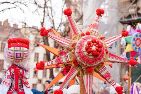 Viele handgefertigte Weihnachtssterne und Motanka-Puppen beim traditionellen jährlichen Fest der Weihnachtssterne in Lviv. Feier des orthodoxen Weihnachtsfestes in der Ukraine. Selektiver Fokus
