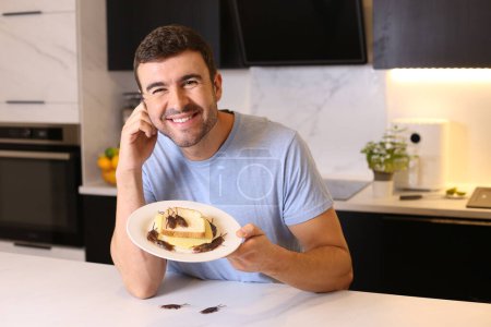 Téléchargez les photos : Portrait de beau jeune homme aux cafards à la cuisine - en image libre de droit