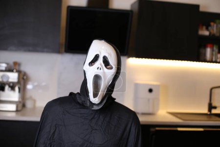 Foto de Primer plano de la persona en la máscara de grito de miedo en casa - Imagen libre de derechos