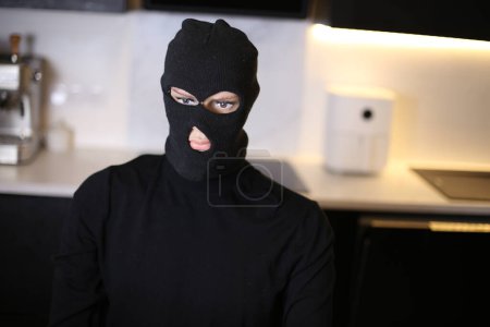Téléchargez les photos : Gros plan de la personne en masque de voleur à la maison - en image libre de droit