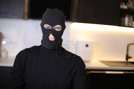 Foto de Primer plano de la persona en la máscara de ladrón en casa - Imagen libre de derechos