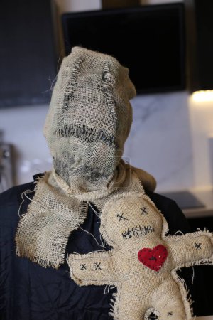 Téléchargez les photos : Gros plan de la personne dans un épouvantail sac masque à la maison - en image libre de droit