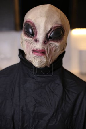 Foto de Primer plano de la persona en la máscara alienígena en casa - Imagen libre de derechos