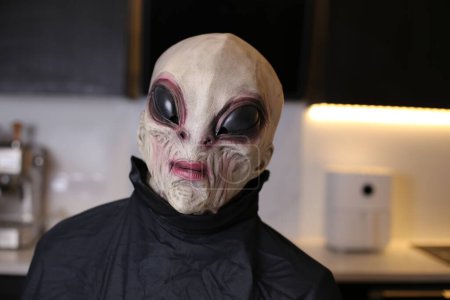 Téléchargez les photos : Gros plan de la personne en masque extraterrestre à la maison - en image libre de droit