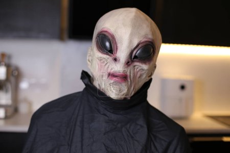 Téléchargez les photos : Gros plan de la personne en masque extraterrestre à la maison - en image libre de droit
