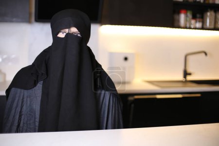 Téléchargez les photos : Gros plan de la personne dans le masque musulman femme à la maison - en image libre de droit