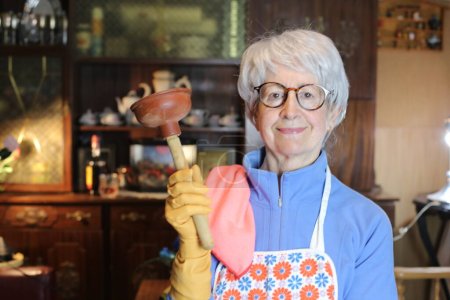 Téléchargez les photos : Close-up portrait of mature woman with cleaning supplies at home - en image libre de droit