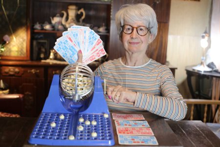 Téléchargez les photos : Close-up portrait of mature woman with lotto game at home - en image libre de droit