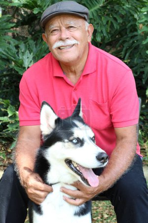 Téléchargez les photos : Close-up portrait of happy mature man with his husky dog in park - en image libre de droit