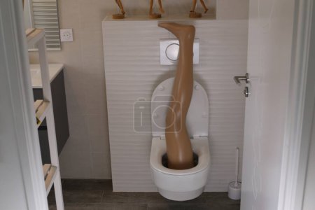 Téléchargez les photos : Plan grand angle de jambe en plastique qui sort de la toilette - en image libre de droit