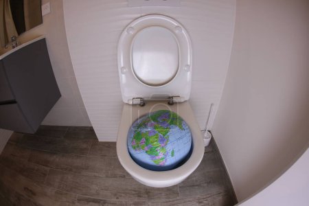 Téléchargez les photos : Plan grand angle de globe de terre dans les toilettes - en image libre de droit