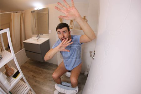 Téléchargez les photos : Wide angle shot of young man in toilet - en image libre de droit