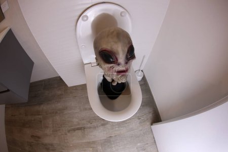 Foto de Wide angle shot of alien head sticking out of toilet, comedy concept - Imagen libre de derechos