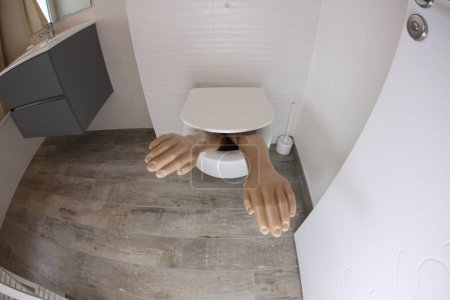 Téléchargez les photos : Plan grand angle de bras en plastique sortant des toilettes - en image libre de droit