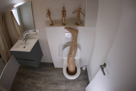 Téléchargez les photos : Plan grand angle de jambe en plastique qui sort de la toilette - en image libre de droit