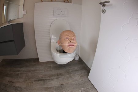 Téléchargez les photos : Plan grand angle de la personne qui sort des toilettes, concept comique - en image libre de droit