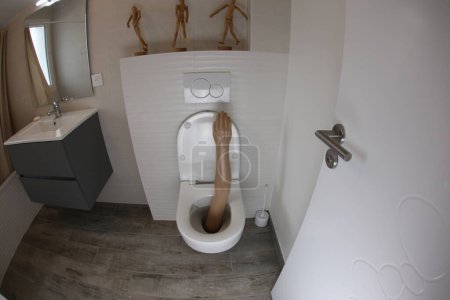 Téléchargez les photos : Plan grand angle du bras en plastique qui sort de la toilette - en image libre de droit