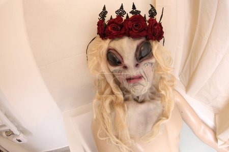 Téléchargez les photos : Wide angle shot of mannequin with alien head in bath tub - en image libre de droit