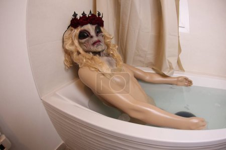 Foto de Gran ángulo de tiro de maniquí con cabeza alienígena en bañera - Imagen libre de derechos