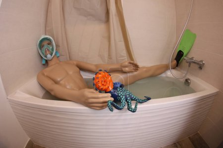 Téléchargez les photos : Plan grand angle de mannequin avec masque de plongée et palmes dans la baignoire - en image libre de droit