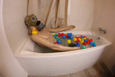 Foto de Wide angle shot of mannequin with gas mask in bath tub - Imagen libre de derechos