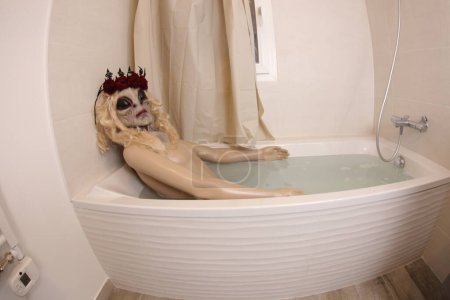 Foto de Gran angular tiro de maniquí con máscara alienígena en bañera - Imagen libre de derechos