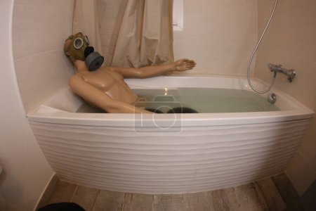 Foto de Wide angle shot of mannequin with gas mask in bath tub - Imagen libre de derechos