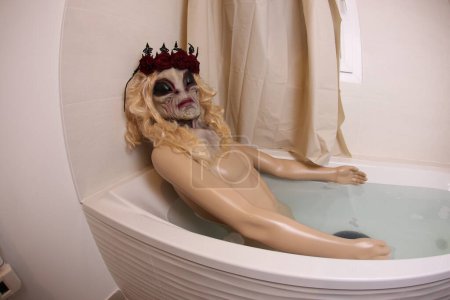 Foto de Gran angular tiro de maniquí con máscara alienígena en bañera - Imagen libre de derechos