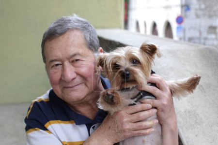 Foto de Primer plano retrato de hombre mayor guapo con su perro en la calle - Imagen libre de derechos