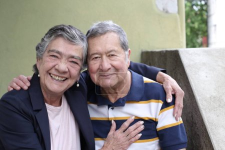 Téléchargez les photos : Portrait en gros plan de beau couple de personnes âgées dans la rue de la ville - en image libre de droit