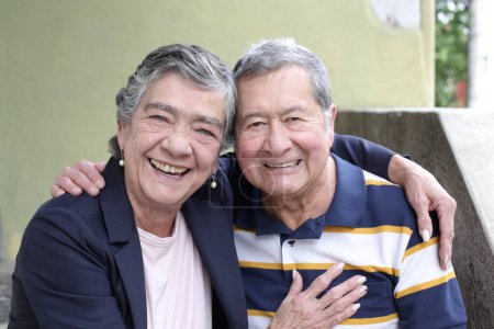 Foto de Primer plano retrato de hermosa pareja de ancianos en la calle de la ciudad - Imagen libre de derechos